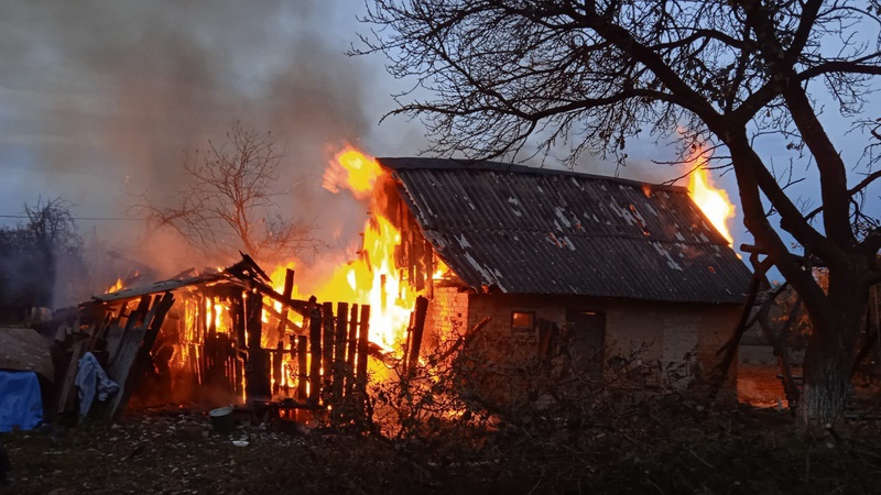 У селищі на Волині горіла господарська споруда