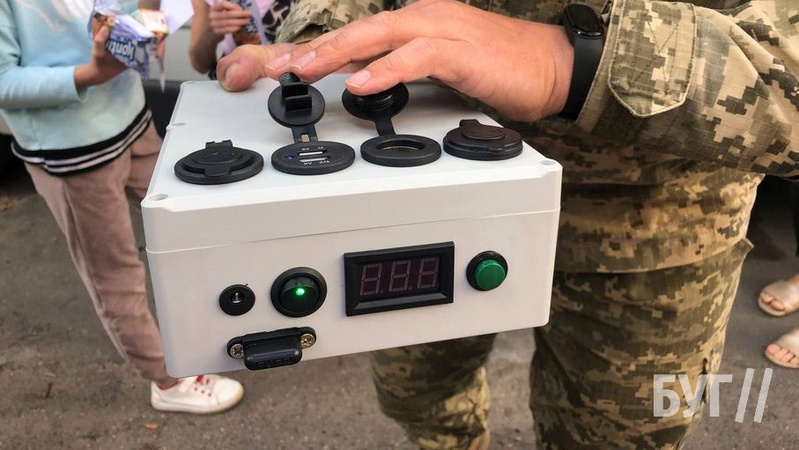 Юні волиняни назбирали гроші на потужний павербанк для військових