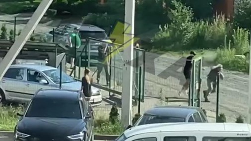 У Луцьку молодик з балончиком напав на працівників ТЦК ФОТО. ВІДЕО