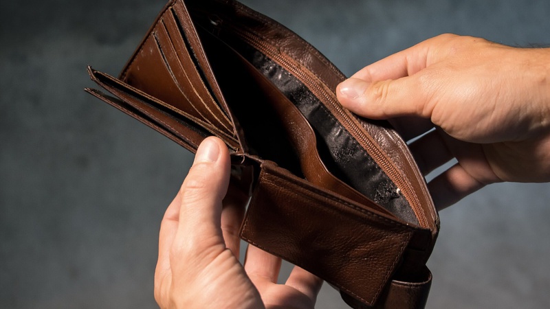 Лучанка посеред вулиці пограбувала перехожого