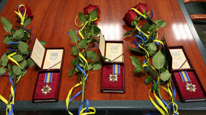 У Луцьку рідним трьох загиблих військових вручили нагороди