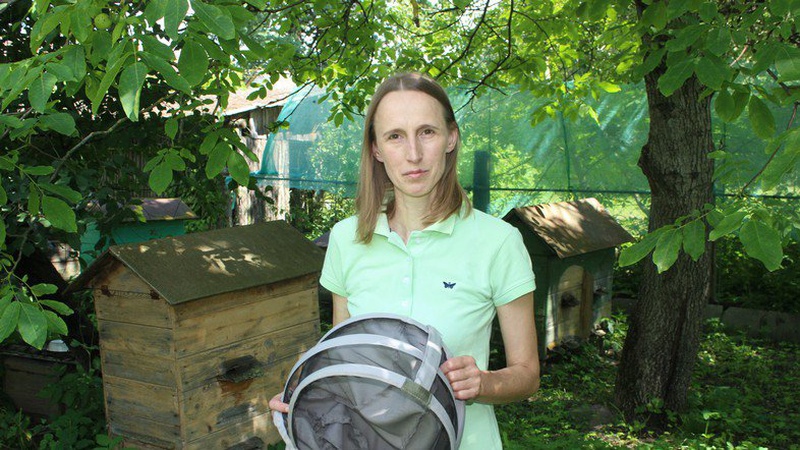Волинянка поділилася секретами догляду за бджолами
