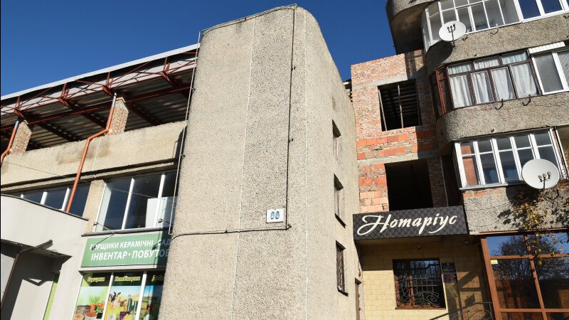 Луцькрада подала в суд на підприємство, яке незаконно добудувало цілий поверх