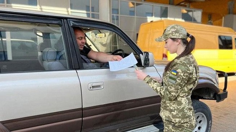 Виїзд чоловіків з України в серпні: які дев'ять категорій мають право