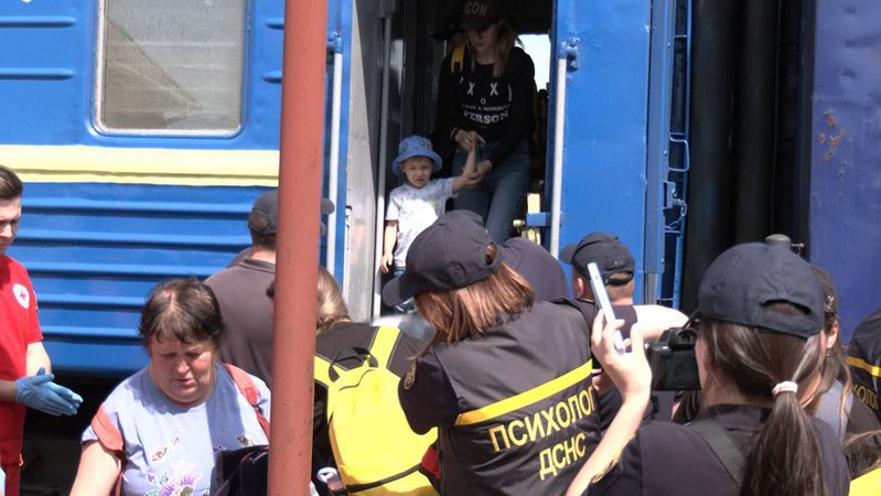 Приїхали цілими сім’ями: на Волинь прибув перший евакуаційний потяг з Донеччини