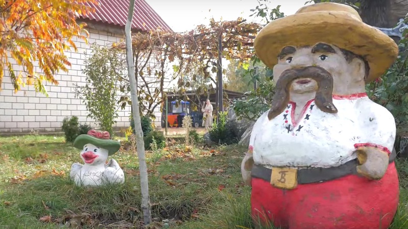 На Волині скульпторка з сім’єю створює бетонні скульптури на власному подвір’ї