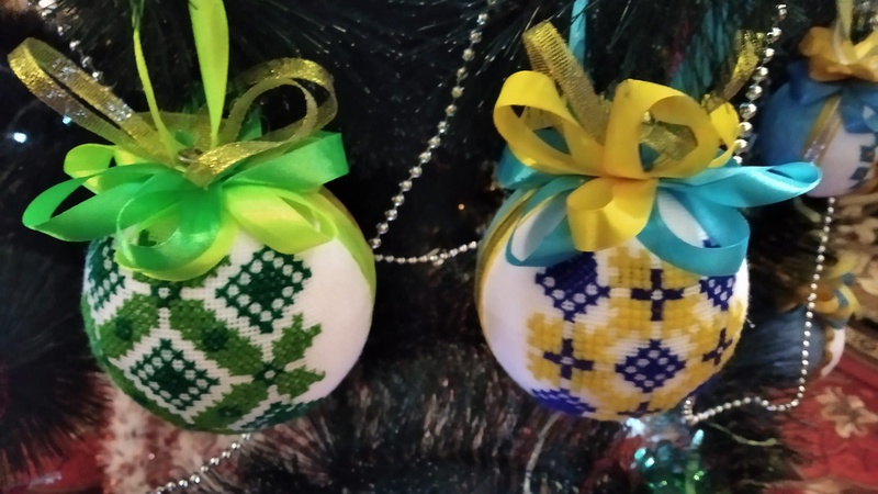 170 вишитих іграшок прикрашають ялинку у храмі на Волині