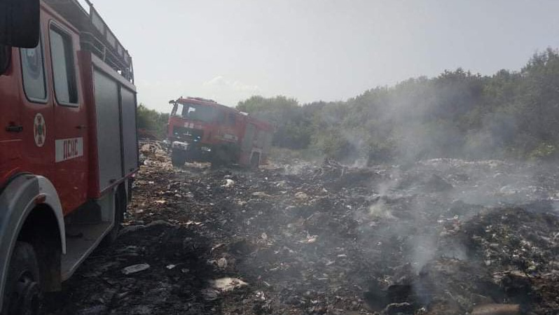 У полі за Іваничами загорілось сміттєзвалище. ФОТО