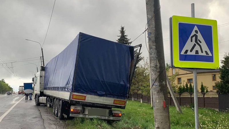 У Струмівці водій вантажівки, пропускаючи пішоходів, влетів у стовп