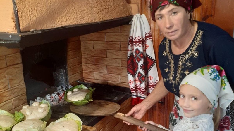 Господиня з Волині пече хліб за рецептом предків на капустяному листі