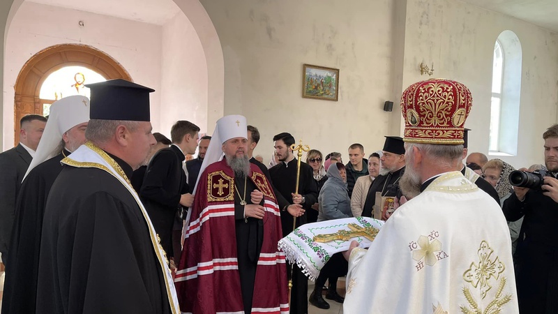 Митрополит Епіфаній вручив іменний хрест волинському священнику. ФОТО