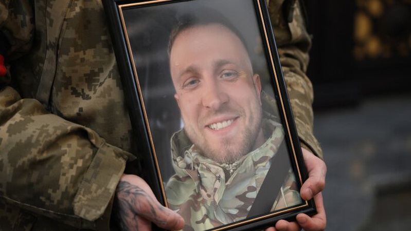 У Луцьку попрощалися із загиблим Героєм Артемом Павлюком