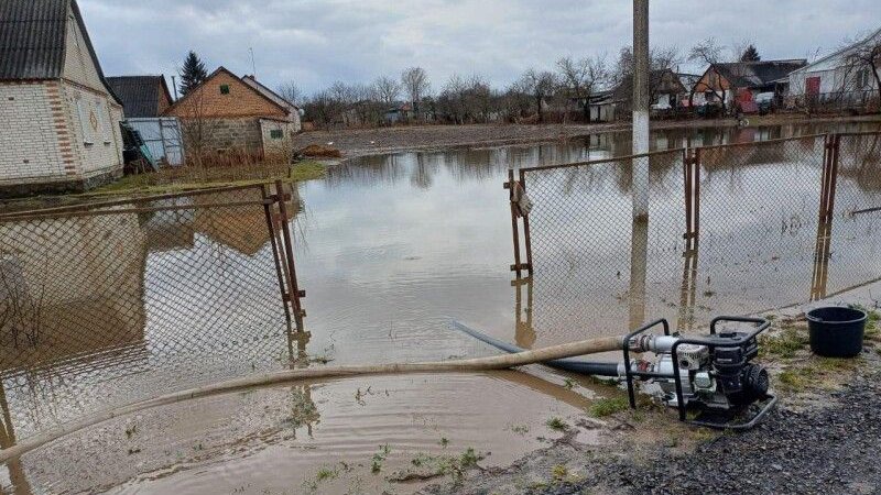 Волинські рятувальники за минулу добу тричі виїжджали для відкачування води.ФОТО
