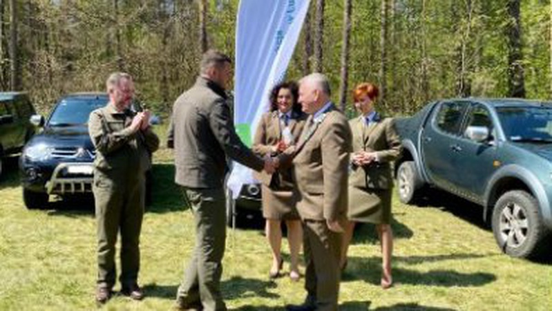 Лісівники Польщі передали 12 авто для українських військових