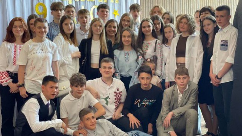 Останній дзвоник в планетарії: вчителька влаштувала сюрприз своїм випускникам