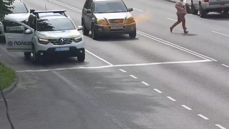 Показали момент загоряння автівки на Ковельській у Луцьку