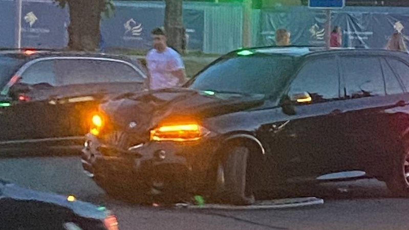 У Луцьку на Соборності «беха» знесла паркан