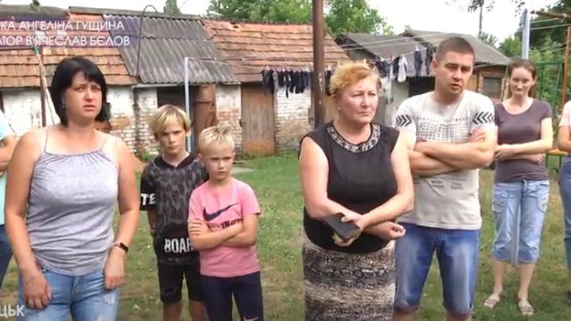 У Луцьку сусіди «відвойовують» прибудинкову територію. ВІДЕО