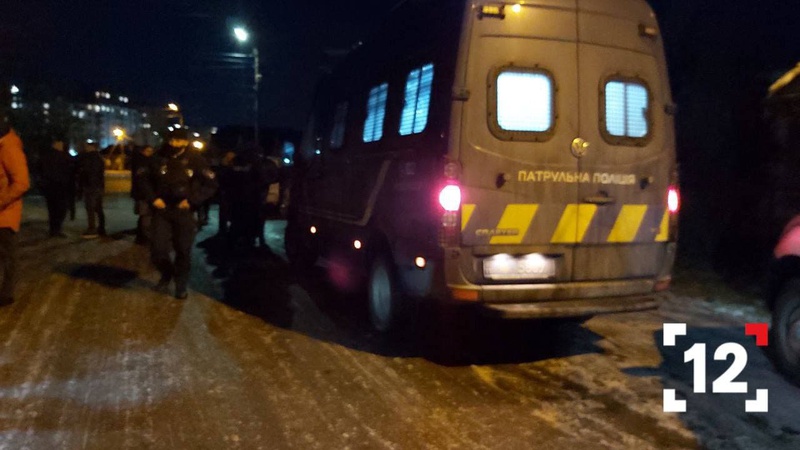 У Луцьку чоловік з пістолетом напав на будинок ромів