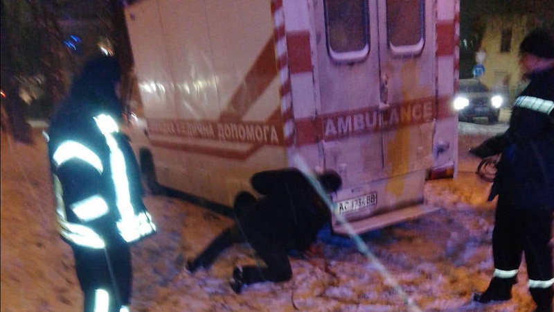 Вночі у Луцьку зі снігового замету рятували «швидку»