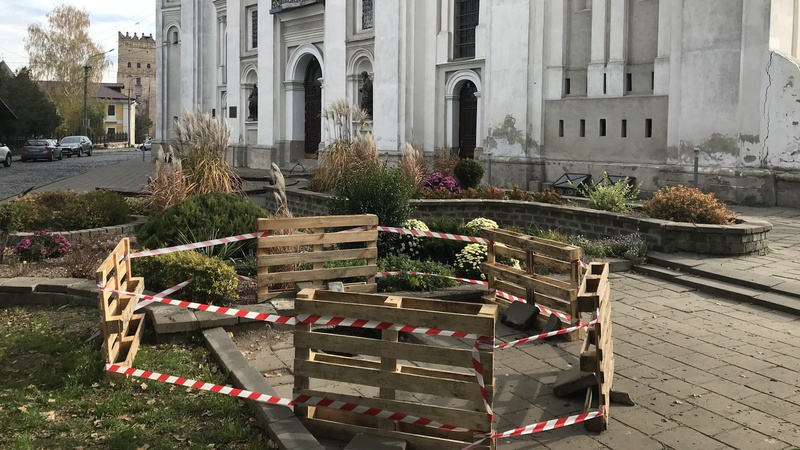 У старій частині Луцька утворилося провалля глибиною три метри