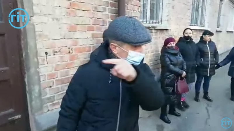 У луцькій «хрущовці» через неможливість добратися до труби мешканці без тепла