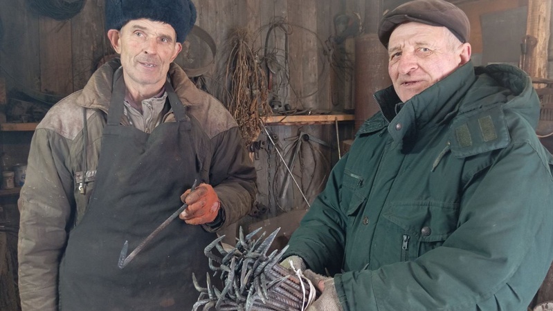 Кують перемогу у кузні: двоє волинян виготовляють металеві скоби для укріплення бліндажів