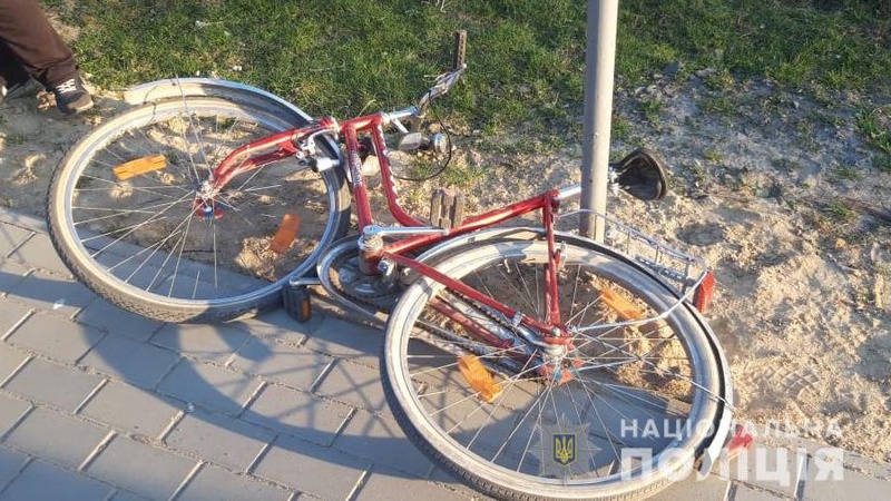 На Волині легковик збив 11-річну велосипедистку, дівчина в реанімації