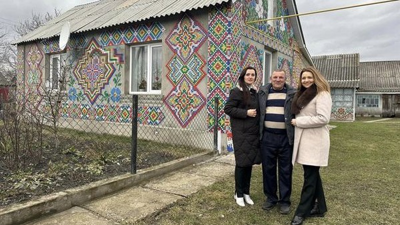 Волинянин «вишив» свій будинок пластиковими кришками