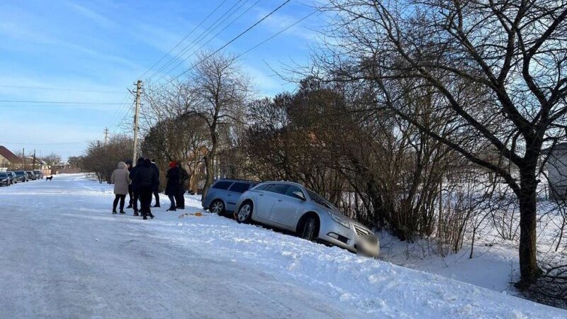 На Волині два транспортні засоби опинилися у кюветі