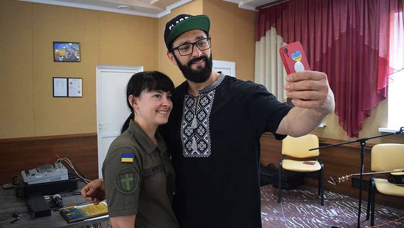 Перед волинськими гвардійцями виступив відомий співак. ФОТО