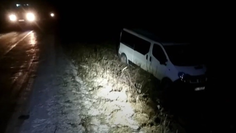 На Волині рятувальники дістали з буса, який злетів у кювет поблизу озера, водія. ВІДЕО