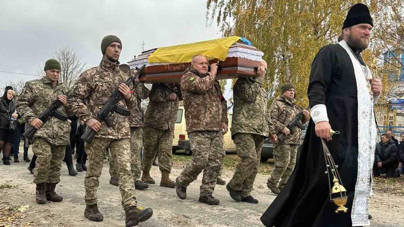 У Рожищенській громаді навколішки прощалися із загиблим Героєм Володимиром Пахольчуком