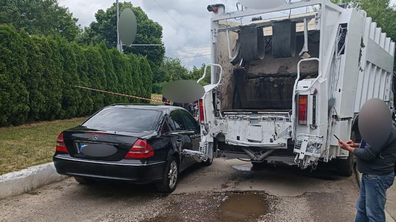 У Луцьку сміттєвоз в’їхав у припарковане авто