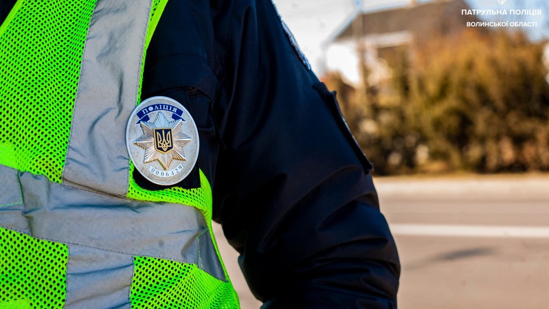 У Луцьку патрульні обшукали чоловіків, які поводилися підозріло