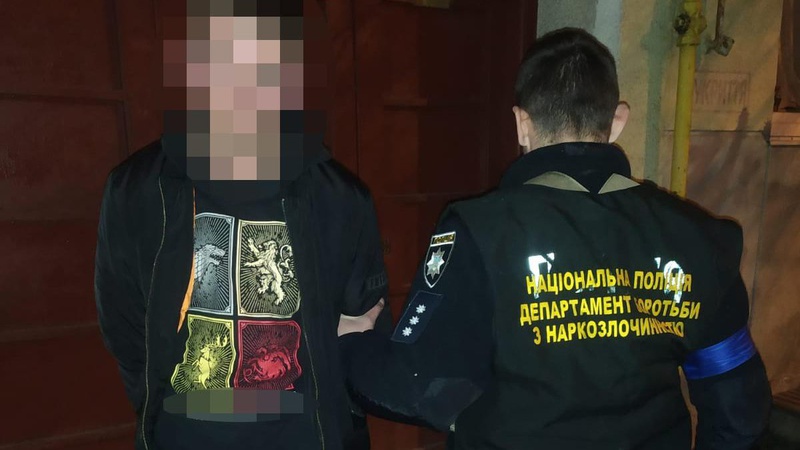 Забезпечував функціонування телеграм-каналу, виконуючи роль «закладчика»: у Луцьку затримали 19-річного наркозбувача