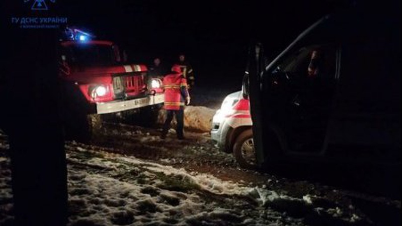 На Волині застрягла «швидка» – витягали рятувальники