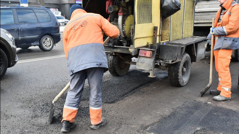 У Луцьку латають дороги холодним асфальтобетоном. ФОТО