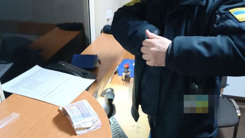 100 тисяч за зміну: на Волині митника затримали на хабарі. ФОТО
