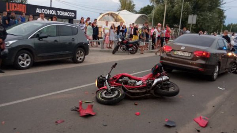На Світязі мотоцикл «влетів» у бус та легковик: є постраждалі