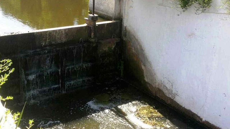 На Маневиччині руйнується басейн, який нікому не належить