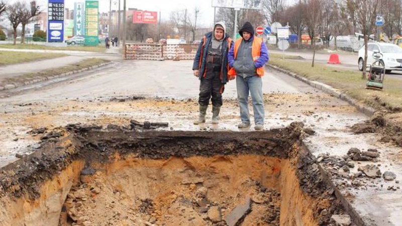 На Карпенка-Карого у Луцьку ліквідовують величезне провалля