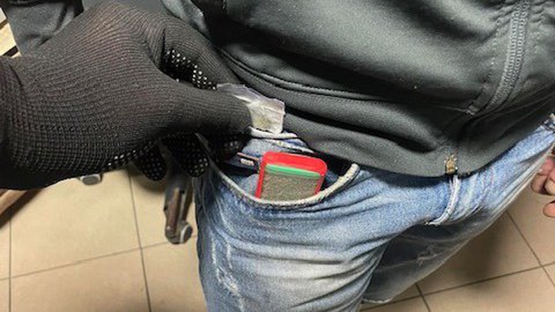 На «Устилузі» службовий пес «винюхав» у чоловіка канабіс