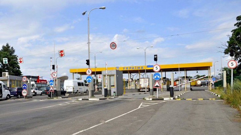 На території пункту пропуску «Ягодин» на Волині – черга з вантажівок: у чому причина