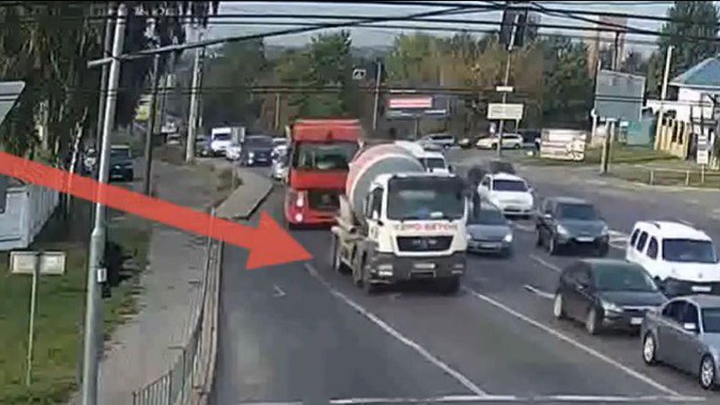 У Луцьку бетонозмішувач заляпав дорогу