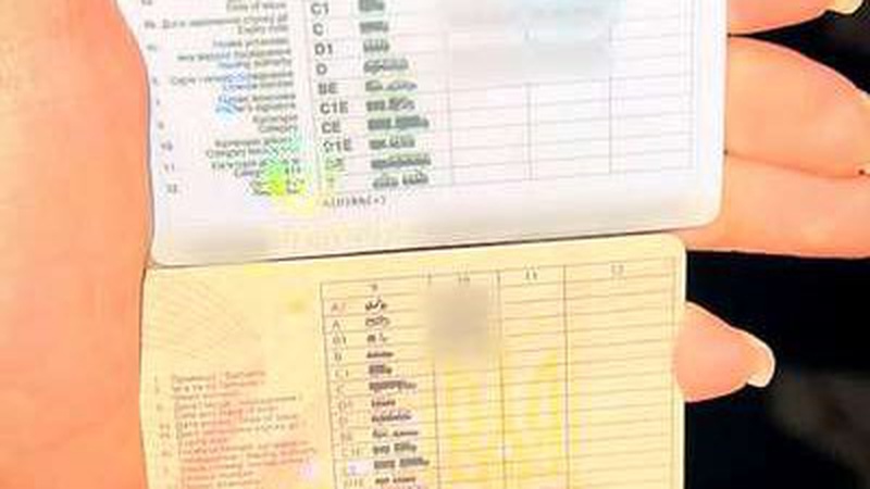 Купив в інтернеті: волинянин показав копам два водійських посвідчення.ФОТО