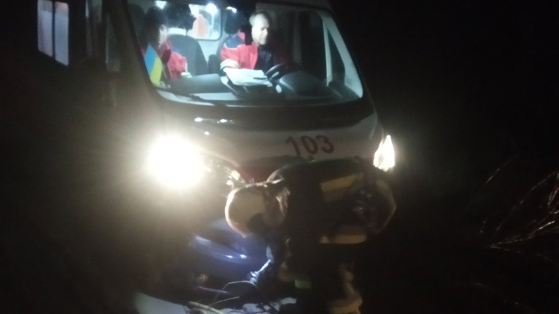 На Волині автомобіль швидкої застряг на ґрунтовій дорозі