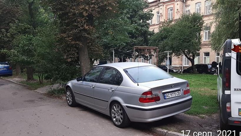 За паркування на газонах луцькі водії платитимуть штраф