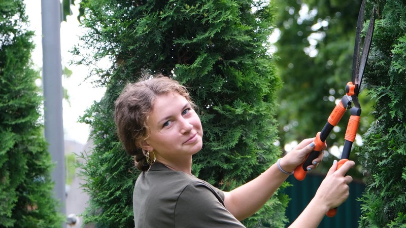 На Волині лісівниця вирощує декоративні рослини та створює з них шедеври