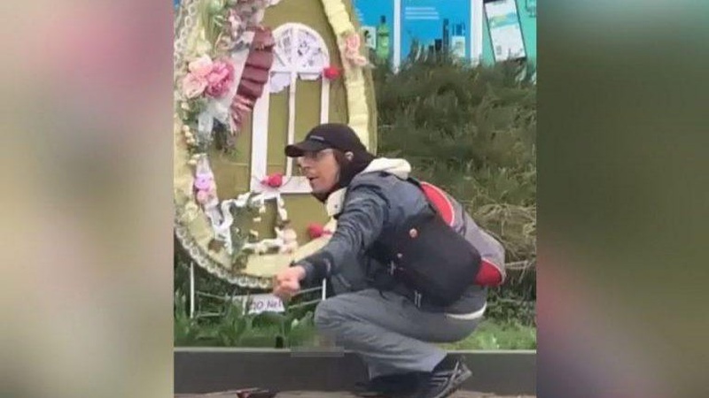 На Волині у Великдень неадекват порізав собі руки в центрі міста.ВІДЕО